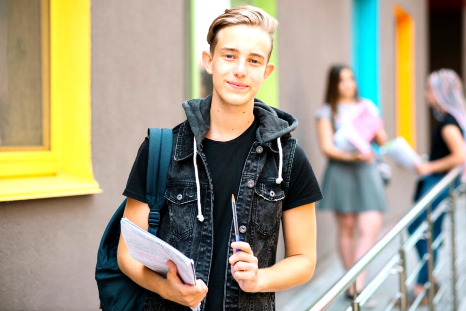 Étudiants travaillant sur des analyses financières avec des écrans multiples
