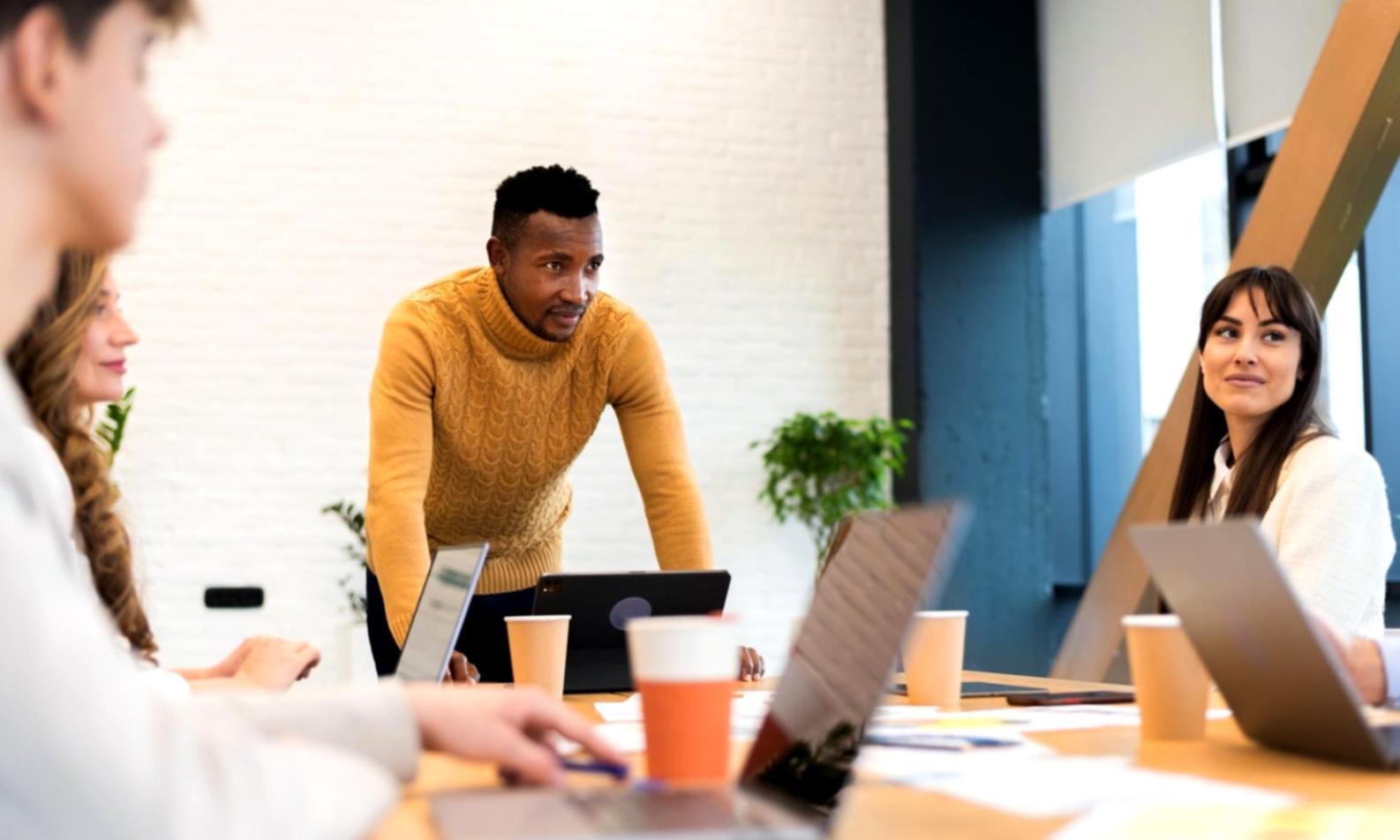 Équipe equinolarivae travaillant sur des analyses financières