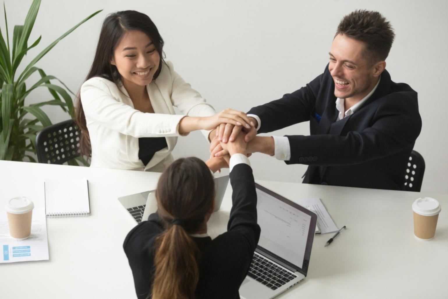 Séance de formation intensive avec écrans financiers et graphiques de marché